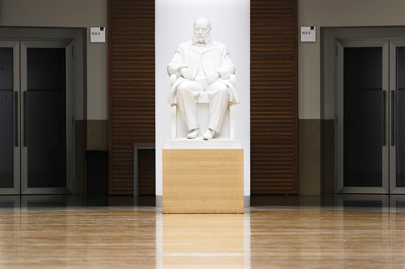 Statua in onore del fondatore nell’atrio del «velodromo» Statua in onore del fondatore nell’atrio del «velodromo»