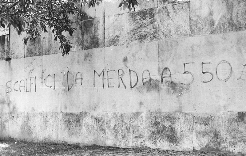 Scritta sul muro esterno dell'Università