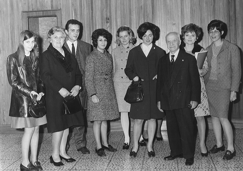 Girolamo Palazzina posa con alcune laureate in Lingue a inizio anni Sessanta Girolamo Palazzina posa con alcune laureate in Lingue a inizio anni Sessanta