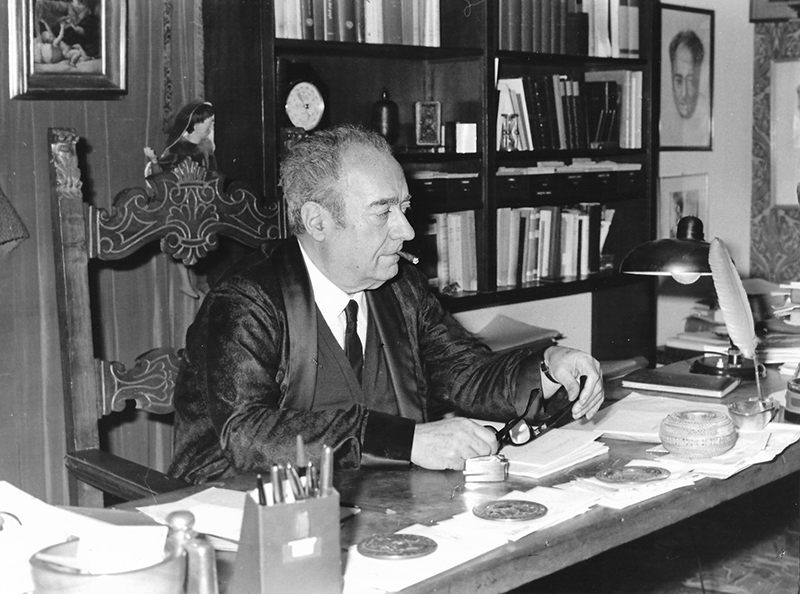 Armando Sapori alla scrivania Armando Sapori alla scrivania