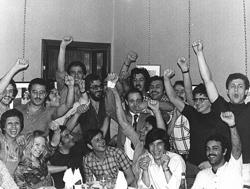 Salvatore Grillo con il pugno alzato da uno degli studenti del pensionato Salvatore Grillo con il pugno alzato da uno degli studenti del pensionato